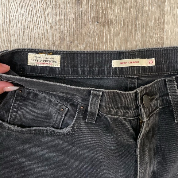 Levi’s Women’s Middy Straight Leg Mid Rise Jeans Black Denim - Picture 3 of 6